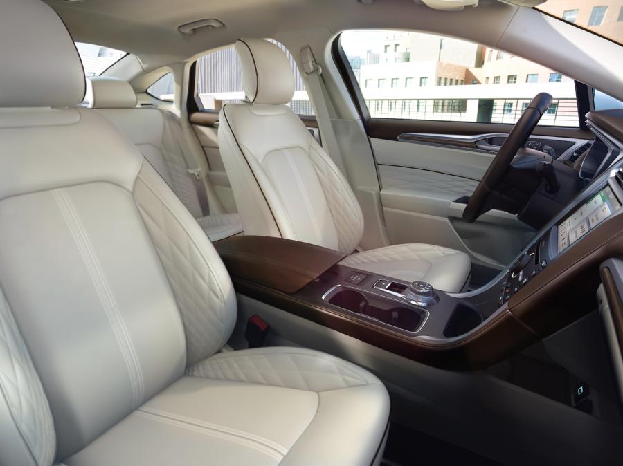 Интерьер Ford Fusion Titanium 2016 года  (фото 4 из 6)